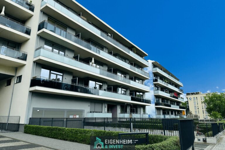 Bezugsfrei! Charmante 2-Zimmer-Wohnung mit großem Balkon in begehrter Lage von Berlin-Charlottenburg