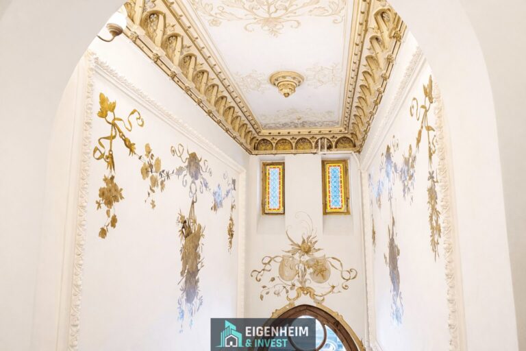 Ein Traum! Herrschaftliche Altbauwohnung in Berlin-Friedenau 3 Hausflur