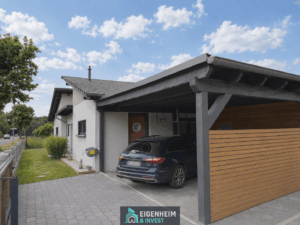 Carport und Seiteneingang