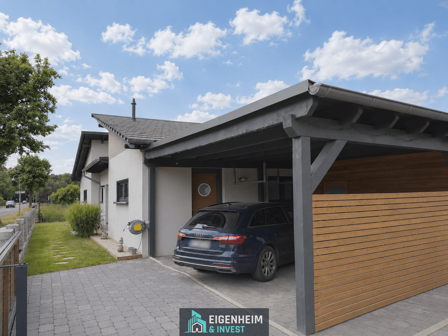 Carport und Seiteneingang